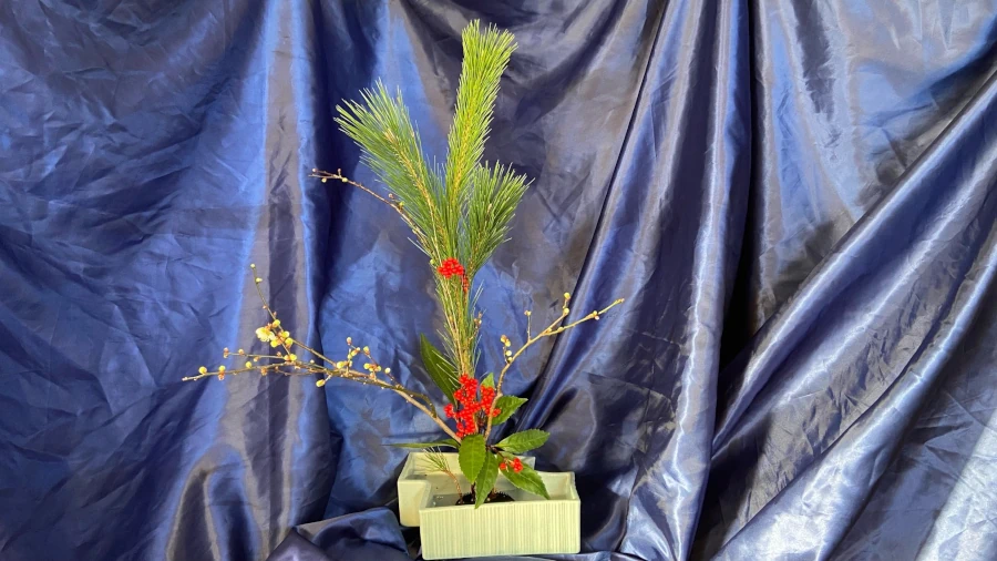 お正月の生け花の花材は松/竹/梅に縁起物を添えて千両の実